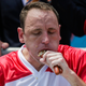 Joey Chestnut, el actual récord mundial de comer perritos calientes.